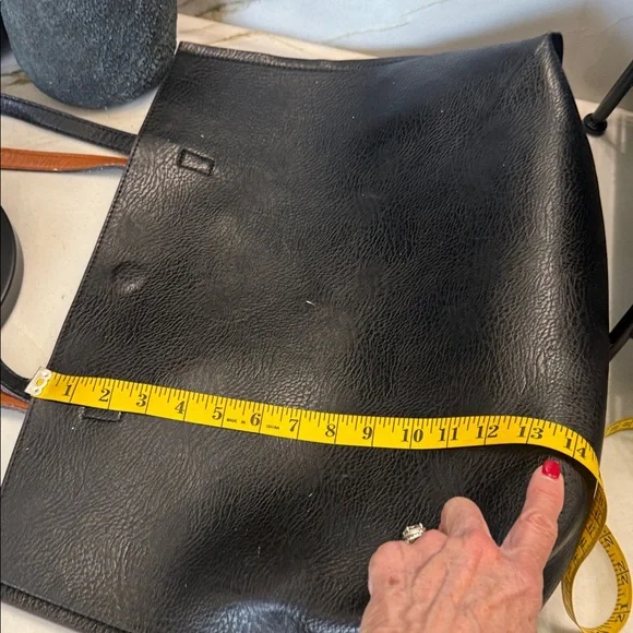 Elegant Black Vegan Leather tote strong magnetic closure - Picture 14 of 14